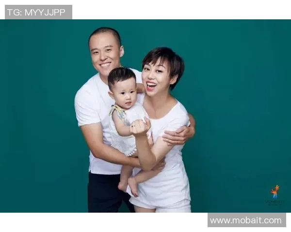 足球明星与女儿温馨瞬间展现亲情与快乐的幸福时光