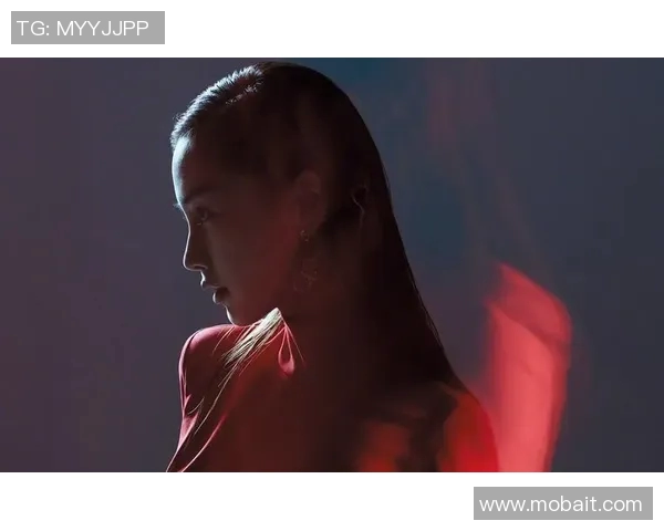 足球明星身着藏服的高清写真展现独特魅力与文化融合之美